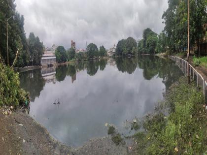Despite spending Rs 5 crore, Gandhi Maidan in Kolhapur is in a bad condition The ground has become a pond due to accumulation of rainwater | कोट्यवधीचा निधी गेला पाण्यात, बदके पोहू लागली कोल्हापुरातील गांधी मैदानात