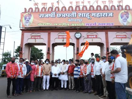 Shahu Maharaj's name board from Shiv Sena at the entrance of the city | शहराच्या प्रवेशद्वारावर शिवसेनेकडून शाहू महाराजांच्या नावाचा फलक