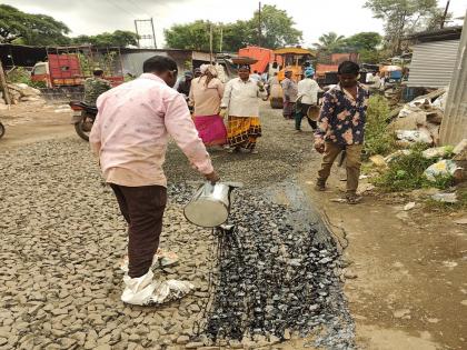 Commissioner seeks report on 100 crore road in Kolhapur will also appoint an inquiry committee | कोल्हापुरातील शंभर कोटींच्या रस्त्याचा आयुक्तांनी मागवला अहवाल, चौकशी समितीही नेमणार Commissioner seeks report on 100 crore road in Kolhapur will also appoint an inquiry committee | कोल्हापुरातील शंभर कोटींच्या रस्त्याचा आयुक्तांनी मागवला अहवाल, चौकशी समितीही नेमणार