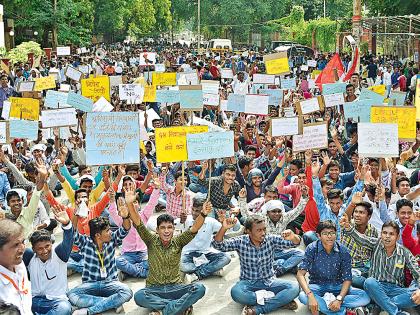 Tribal students come to the streets on the road to claim | हक्कासाठी आदिवासी विद्यार्थी उतरले रस्त्यावर