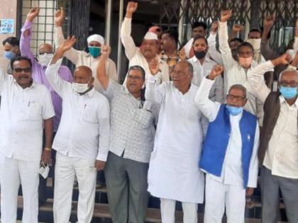 Due to the farmers' agitation, agricultural produce fell in the district | शेतकरी आंदोलनामुळे जिल्ह्यात शेतीमाल पडून Due to the farmers' agitation, agricultural produce fell in the district | शेतकरी आंदोलनामुळे जिल्ह्यात शेतीमाल पडून