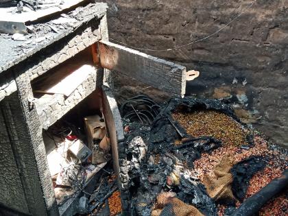 Lakhs lost due to fire at Alangun house | अलंगुण येथील घराला आग लागून लाखोंचे नुकसान