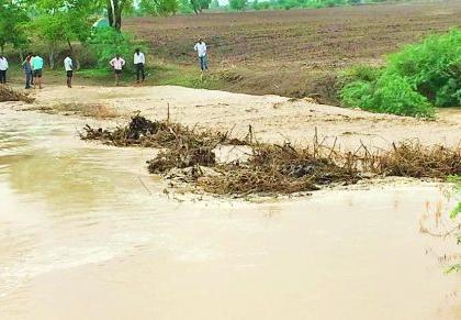 Increase the height of the accidental bridge on the Daryapur-Itki route | दर्यापूर-इटकी मार्गावरील अपघातप्रवण पुलाची उंची वाढवा