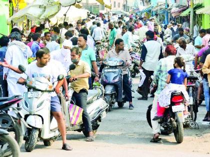  What a crowd in the market! | इतवारा बाजारात किती ही गर्दी!