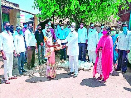 Ration to the tribals by the Bangiya Parishad | बंगीय परिषदेतर्फे आदिवासींना शिधा