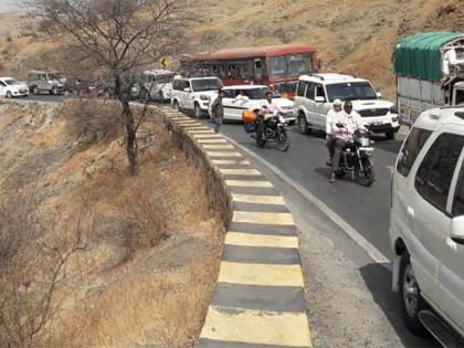 Traffic jam again in Dharur Ghat | धारूर घाटात पुन्हा वाहतूक ठप्प