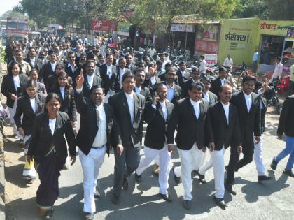 Protest rally in Beed against increased court fee | वाढीव कोर्ट फीस विरोधात बीडमध्ये निषेध रॅली