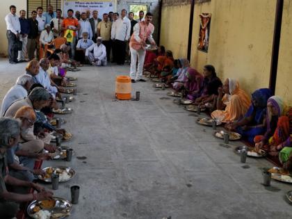 Undertaking for poor, destitute elderly in Beed | बीडमध्ये गरीब, निराधार वृद्धांसाठी अन्नछत्र उपक्रम