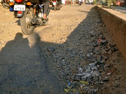 Street sidewalk; Beadkar's 'plaid' nods due to ditches | रस्त्यांची चाळणी; खड्ड्यांमुळे बीडकरांचे ‘मणके’ खिळखिळे