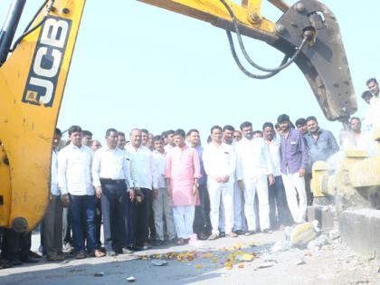 Starting the bridge of British bridge at the point-out | बिंदुसरेवरील ब्रिटिशकालीन पूल पाडण्याचे काम सुरु