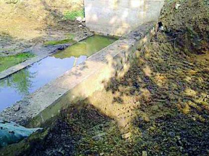 Lastly, the dugout of the mountain soil of Dongar Dev Chowk | अखेर डोंगरदेव बंधाऱ्यातील मातीचा वनविभागातर्फे उपसा