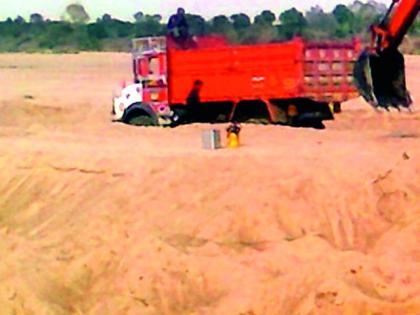 Illegal mining of sand by the authorities | अधिकाऱ्यांच्या कृपादृष्टीने रेतीचे अवैध खनन