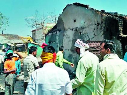 Fire at Tudka, three houses were burned, five cattle killed | तुडका येथील आगीत तीन घरे भस्मसात, पाच जनावरे ठार