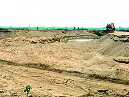 The price of sand skyrocketed due to the closure of the ghat | घाट बंद झाल्याने रेतीचे भाव गगनाला