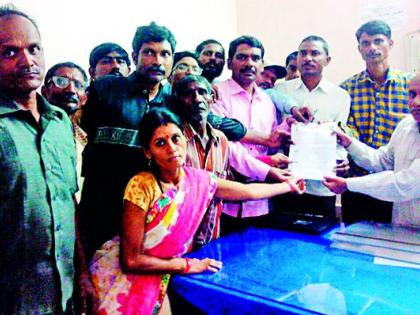 Devyangani's turmoil in the government office | शासकीय कार्यालयात दिव्यांगाची कुचंबणा Devyangani's turmoil in the government office | शासकीय कार्यालयात दिव्यांगाची कुचंबणा