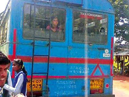 An angry student broke the bus's glass | अन् संतप्त विद्यार्थ्यांनी बसची काच फोडली