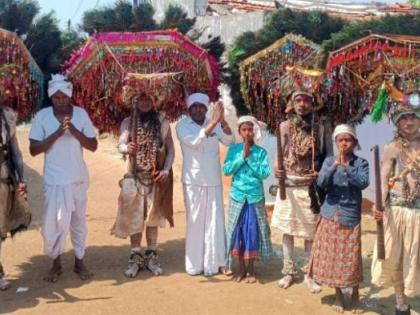 Tribal brothers celebrated Diwali in a traditional way; The whole village was decorated | पारंपरिक पद्धतीने साजरी केली आदिवासी बांधवांनी दिवाळी; अख्खे गाव सजले