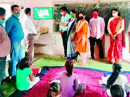 Dish purchased by teachers for online education | ऑनलाईन शिक्षणासाठी शिक्षकांनी खरेदी केला डिश Dish purchased by teachers for online education | ऑनलाईन शिक्षणासाठी शिक्षकांनी खरेदी केला डिश