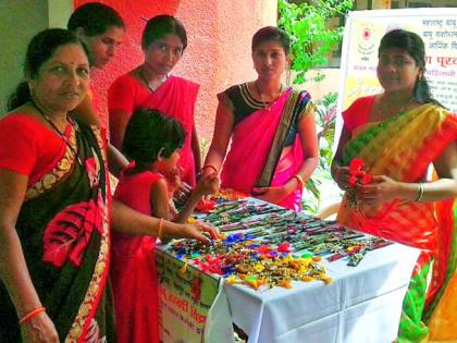 Self-reliant to become women through silk trade | रेशीमगाठी व्यवसायातून महिला झाल्या आत्मनिर्भर