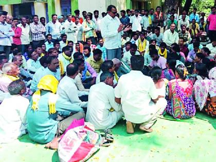 Adivasis with dead bodies | मृतदेहासोबत आदिवासींचा ठिय्या