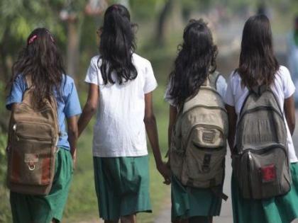 No bus, no bicycle ... Girl students walks miles for school | ना बस, ना सायकल... सावित्रीच्या लेकीच्या नशिबी पायपीट