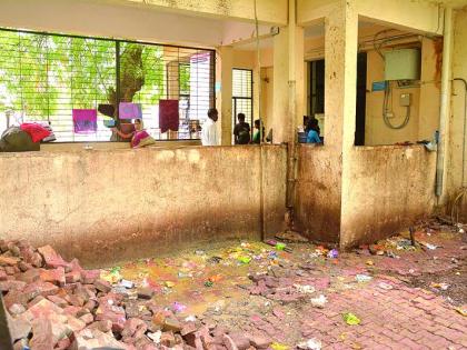 In the first rains, Fiasco of cleanliness in AKOLA GMC Hospital | पहिल्याच पावसात सर्वोपचार रुग्णालयात स्वच्छतेचे धिंडवडे