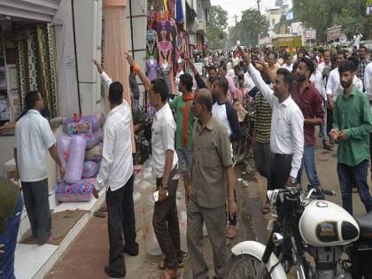 Jalgaon sticks in the grater | जळगावात कडकडीत बंद