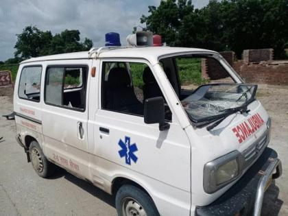 Patient dies after ambulance crashes into road | रुग्णवाहिका रस्त्यात बंद पडून रुग्णाचा मृत्यू