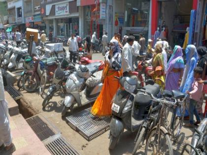 Most of the 'netting' now in the middle of a parking lot is in the parking lot | मध्यवस्तीतील पार्किंगच्या अडचणीत आता ‘जाळ्यां’ची सर्वाधिक भर Most of the 'netting' now in the middle of a parking lot is in the parking lot | मध्यवस्तीतील पार्किंगच्या अडचणीत आता ‘जाळ्यां’ची सर्वाधिक भर