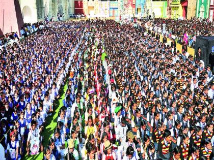 Leap Festival: Collective singing of 10,000 students in London Palace | ‘झेप’चा उपक्रम : दहा हजार विद्यार्थ्यांचे सामूहिक गायन लंडन पॅलेसमध्ये दुमदुमले राष्ट्रगान