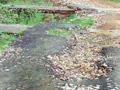 Musska-Bhachronde crumbled the way | मुस्का-भाकरोंडी मार्ग उखडला Musska-Bhachronde crumbled the way | मुस्का-भाकरोंडी मार्ग उखडला