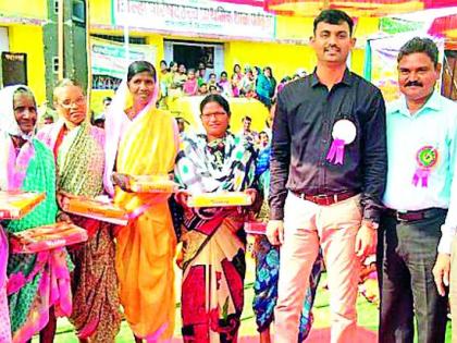 Distribution of literature to citizens | नागरिकांना साहित्याचे वितरण Distribution of literature to citizens | नागरिकांना साहित्याचे वितरण