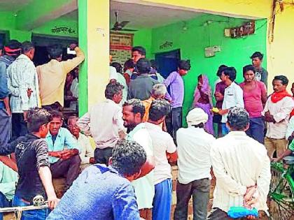 Rush for urea in Delanwadi | देलनवाडीत युरियासाठी धावपळ Rush for urea in Delanwadi | देलनवाडीत युरियासाठी धावपळ