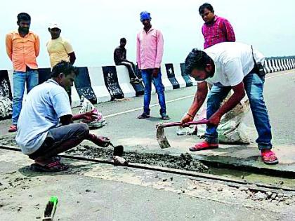 One and a half year, Godavari Bridge's second repair repair was done | दीड वर्षात गोदावरी पुलाची दुसऱ्यांदा केली डागडुजी