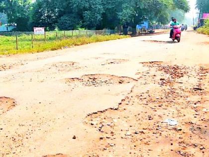 At the top of the pavement is the main road | सिरोंचा-आसरअल्ली मार्ग खड्ड्यात At the top of the pavement is the main road | सिरोंचा-आसरअल्ली मार्ग खड्ड्यात