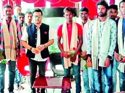 Felicitation of the youth who saved the passengers | प्रवाशांना वाचविणाऱ्या युवकांचा सत्कार