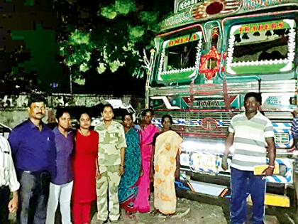 Grab a loaded truck | गुळाने भरलेला ट्रक पकडला Grab a loaded truck | गुळाने भरलेला ट्रक पकडला
