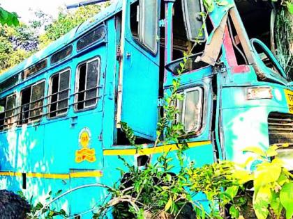 ST bus collides with tree, injures 25 | एसटी बसची झाडाला धडक, २१ जखमी ST bus collides with tree, injures 25 | एसटी बसची झाडाला धडक, २१ जखमी