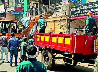 Bulldozers run over encroachments in the main market of Desaiganj | देसाईगंजच्या मुख्य बाजारपेठेतील अतिक्रमणांवर चालला बुलडोझर