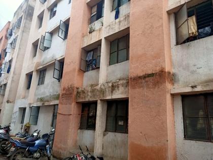 Wadalagaon Municipal Corporation Gharkool Yojana leaks due to rains | वडालागाव मनपा घरकूल योजनेला पावसामुळे गळती