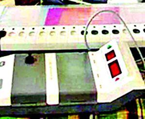 Dug into the EVM machine | डवकीच्या ईव्हीएम मशीनमध्ये घोळ