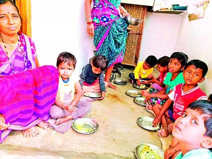 The anganwadi stores it in a small room | ती छोट्याशा खोलीत भरविते अंगणवाडी