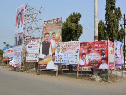  Hingoli detonates hoardings to statues of great figures | हिंगोलीत महापुरूषांच्या पुतळ्यांना होर्डिंग्जचा विळखा