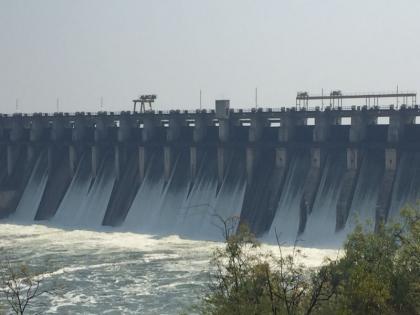 water released from ujine dam | सोलापूरची तहान भागणार,  उजनी धरणातून विसर्ग सुरू