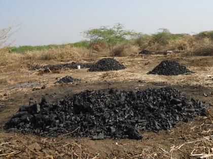 Unique form of coal generation | परतूरनजीक अनोख्या पध्दतीने कोळसा निर्मिती