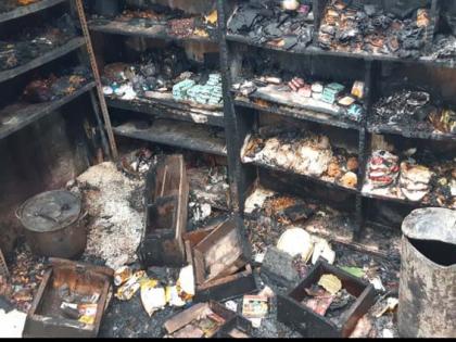 Shop with fireplace and burn it down | आगीत घरासह दुकान जळून खाक