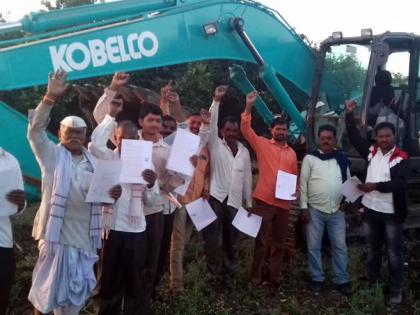 Highway blocked by the farmers | साठवण तलावातून जाणारा समृद्धी महामार्ग अडवला