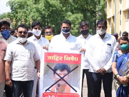 In Kopargaon, NCP protested by wearing shoes on the image of MLA Padalkar | कोपरगावात राष्ट्रवादी काँग्रेसकडून आमदार पडळकर यांच्या प्रतिमेला जोडे मारून निषेध