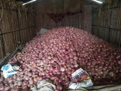 Time to sell stored onions cheaply | साठवून ठेवलेला कांदा स्वस्तात विकण्याची वेळ