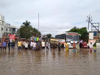 Rhadtoko in the water on the Khad-Vita road | कऱ्हाड -विटा रस्त्यावर पाण्यात रास्तारोको